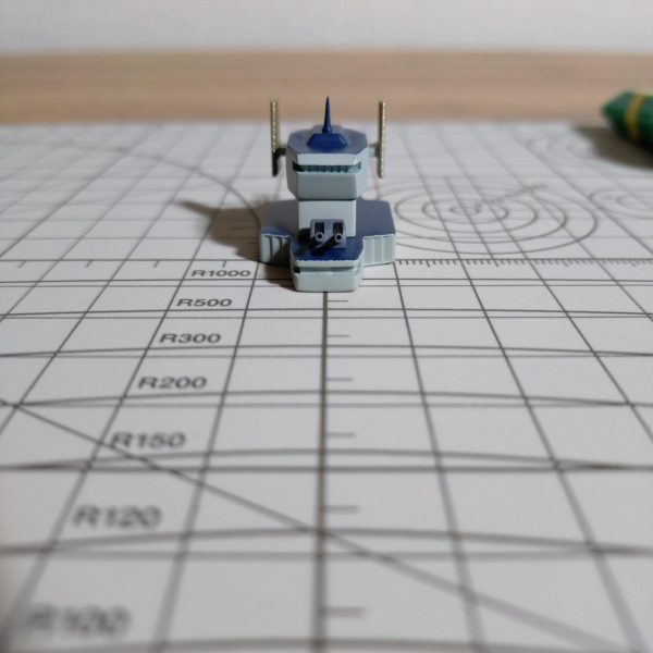 ちまちまと進めているマゼランの改造、艦橋構造物も大きく形を変えています。実は私、マゼランの艦橋は好きじゃなくて😅二段の内、上段部分は好きなのですが、それ以外がとにかく貧弱且つカッコ悪く感じてしまい。。(お好きな方、スミマセン🙇)写真②は説明書にある素組み状態です。艦橋に注目すると何か薄っぺらいし、天頂部にはニョーンと不必要に細長く伸びたアンテナ。レーダーも形は好きなんですが、『とってつけた』感が否めない。う〜、良いトコなし🥲なので思いっ切り形状変更しようと、一度階層毎にバラバラに解体し、組み換える事にしました(写真③。あ、左から2番目に別部位のパーツが混じってます。艦橋の土台にしたくて。)。組み換えを行う上で留意したのは、高さを抑える事、貧弱さを払拭する事、本来の旧キットテイストは残す事、です。それを踏まえて、積み木の様にパーツを組み換えたり位置をずらしたり、あとレーダーの幅詰め実施や、天頂のニョーンアンテナを短く先鋭化したり(写真④)。あと上段と下段をつなぐ元々の形状は貧弱の極みだったので太めの形状に変更。元々の雰囲気を損なわず、だいぶ好みの印象になりました😊本作では対空システムの強化も大きなテーマでして、艦橋両側にはサラミスから徴収した対空システムを配置。大きなお気に入りポイントです(写真⑤)😍これらを組み合わせた上で形状を最終決定、接着して艦橋は完成としました(写真⑥)🎊写真⑥の完成形を乗せている緑色の土台、実は元々別の部位です。どこかというと、船体下部にある大気圏突入カプセルの収納部です。何となく使いたい形だったので薄く平坦に削って土台にしました(写真⑦。一番下の薄い部品が土台にしたパーツ。)。艦橋の程良いカサ増しとマッシブ(?)感が両立出来たのではないかと自画自賛しています😁いやぁ、少しずつですが完成した部位が増えていくと励みになりますね😊エンジン部分もだいぶ進みましたし、12月には船体の改造(フルスクラッチ?)も開始出来るかも!まだ船体のイメージ固まらないのに🤣🤣🤣以上、長文お付合いありがとうございます。(4枚目)