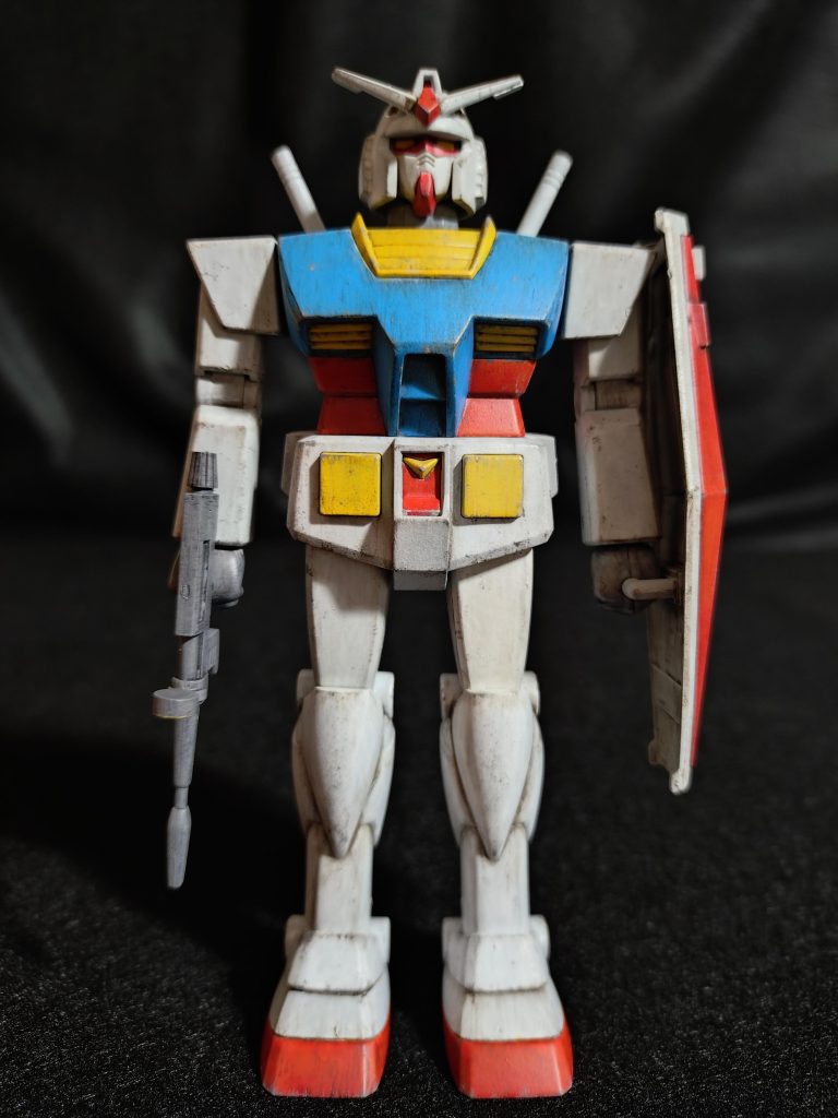 前。清水式って以前から興味はあったのですが、普段の作風でまだまだやりたい事が沢山ありなかなか順番が回って来ない中、　・サークルのお題というキッカケ　・愛着ゼロの実験台(ゴメン🙏)という要素が重なって、やっと重い腰を上げる事が出来ました😁ゲート処理もライン消しもせず、頭部アンテナの切削すらしていないので、多少失敗しても、塗り忘れても、ハミ出しても、『ヨシヨシ‼️』『問題なし‼️』『大丈夫‼️』で、ノビノビ押し通る事が出来ました😊パチ組みガンダムくん、ホントありがとね🙇