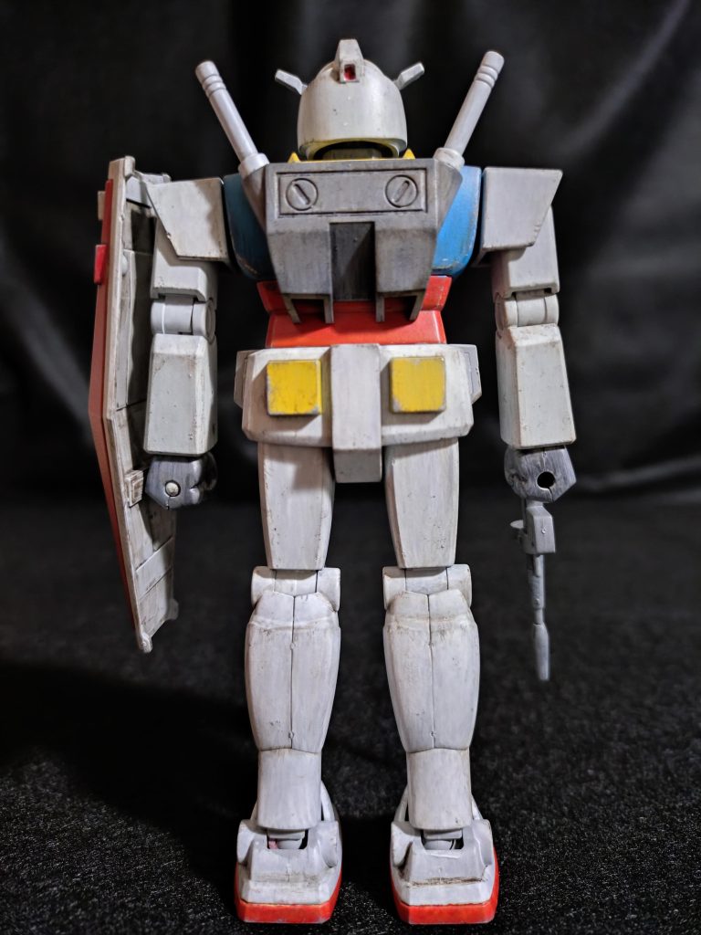 後。いざ決まると一気にモチベーションが上がり、清水圭氏のヒコーキ向け書籍を2冊とも購入して熟読、イメージを充分つけてから作業を行いました。ご存知の方も多いかとは思いますが、基本的な工程は。。。①全身をグレーサフ吹き②基本塗装③タッチ入れ、デカール貼り④ダークグレーでチッピング⑤保護で半ツヤトップコート⑥ダークブラウンでウォッシングと拭き取り⑦仕上げのツヤ消しトップコートという簡単さ‼️②で下地を残しつつ、重力方向にサッサッと薄く手早く重ね塗り(乱暴に言えばストレーキングっぽく)するのが肝要で、ここが成否を分けるポイントみたいですね🤔『コレ、ホントに大丈夫？』という薄さでガマンするのはハラハラドキドキでした😅