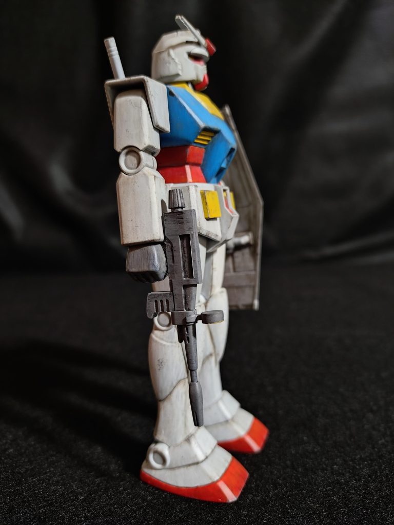 右。②と③、骨格とも言える作業をを行いながら感じた事があります。『ガンプラにそのまま適用はやはり難しい‼️』という事です。そりゃそうですね。元々飛行機向けの技法だし😅ガンプラだと、重力方向に塗るとほぼタテ方向しかなくて単調な印象になりやすいので、部位毎(や色毎)に下地残しの強弱を変えるなどの変化をつけるのが、より良いかもですね🤔本作の私の場合②では、下半身が白一色だけなので下地を多めに残して(逆に言えば塗装色を薄くして)タテジマが目立つ様に強調しました。あと③、飛行機みたいにモールドが多くないので、モールドに沿ったタッチ入れにならず、ただのブチ模様になってしまいます。それもあり、タッチ色を②の延長として多めに行う形で修正しました。まぁまぁ、誤魔化せた気がします😅ちなみに各部分のカラーレシピは以下。【白】②ライトグレー　③ホワイト【赤】②ピュアレッド　③ブライトオレンジ【黄】②ペールゴールドイエロー　③ピュアイエロー【青】②コバルトブルー　③シアン③は、基本として②より明るい色が良いみたい。