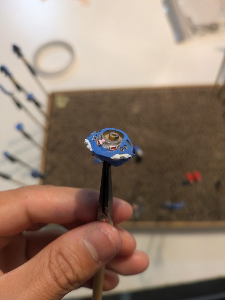 赤が入るとなんか映えますね。このあと下地のあと、モノアイはエナメルの蛍光ピンクを塗りました。