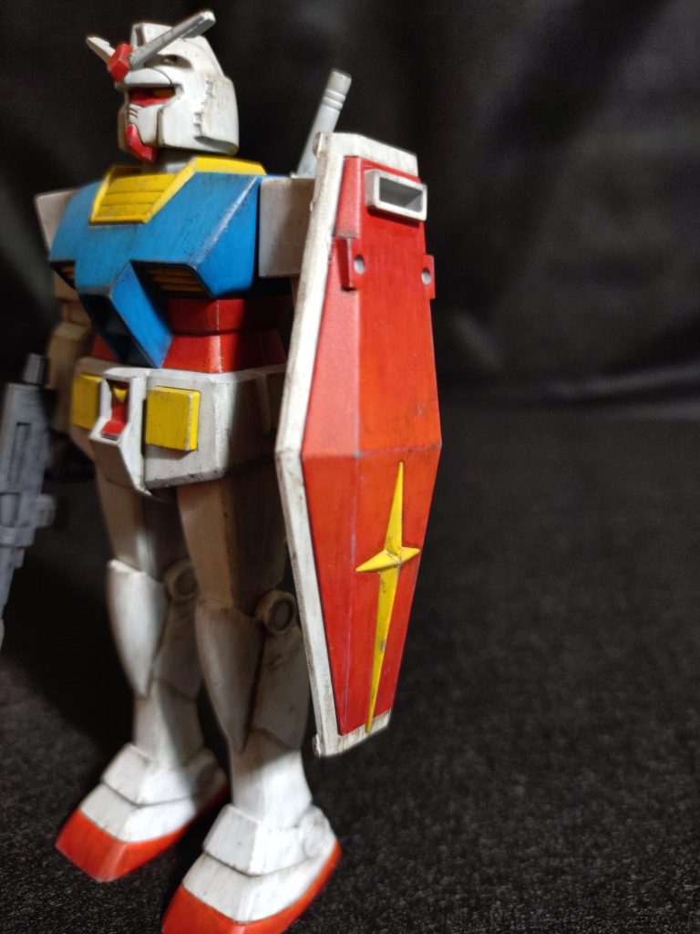 左。次に④のチッピング、『ダークグレーで』ってのがスゴく良いですね‼️下地グレーサフとの相乗効果で深みが出て😍これはクセになりそうです。最後は⑥のウォッシングですが、ここに落とし穴がありました。本来ならタミヤのスミ入れダークブラウン(エナメル塗料)で行い、乾燥する前にエナメル溶剤を付けた綿棒で拭き取るのですが、テンションのかかるガンプラでそんな事をするのがコワくて水性アクリル塗料のダークブラウン(厳密にはスレイトグレー)で行ったところ、乾燥が早いわ、半ツヤコートに染み込むわ、そのコート(今回は水性)もアクリル溶剤で溶けて、やり過ぎると下地を舐めるわ、終盤に来てにわかに浮き足立つ展開になってしまいました😱結局、ウォッシングは『塗った直後に拭き取り』を繰り返す形で安定し、ようやく完成🎊いやぁ‼️終盤に慌てたものの、楽しかった😆出来映えは全然アレですが😁序盤は塗料の薄塗りでハラハラしましたが、残した下地の伏線をしっかり回収出来る仕組みになっていて、スゴく面白かったです😆いつかまた、飛行機で思う存分教え通りにやってみたいですね😊