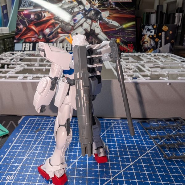 子供の時以来振りにF91を触りました😊CMであのデナン・ゲーと切り結ぶ上映予告が流れる度に、映画館に連れて行ってもらうのを心待ちにしていた当時を思い出しました✨まだ仮組みですが、自分にしてはやたら丁寧にヤスリ掛けした気がします(gundam-kao10)それなら素直に作れば良い物を、やはり何かしたくなってしまいます💦今回はジャンクの山からロトの武装をチョイスしてみます！まずは接続方法をどうするか？思い出補正込みで楽しいですね(iori_sei)（3枚目）