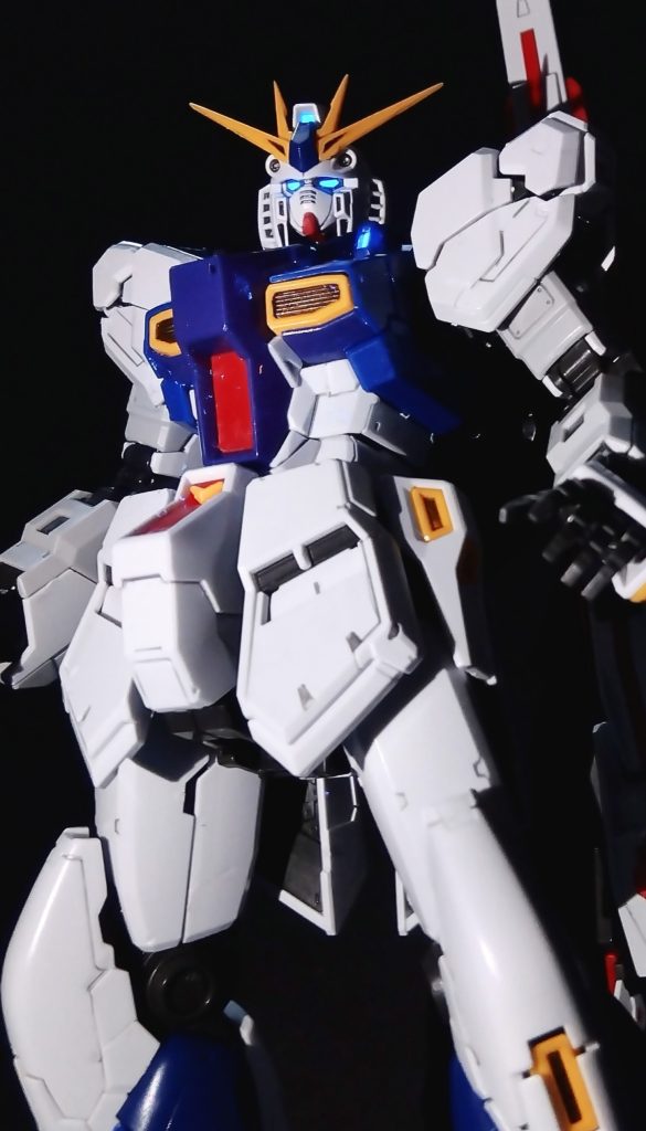 作品名：<p>ふと出したくなったので撮りました。目の部分は縁だけ塗ってブラックライトで光るように。RGのνはやはり完成度高いですね〜。 昔組み立てたままだったので埃まみれでした(笑)</p>
