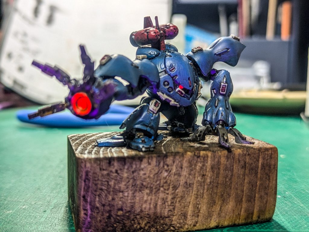 家にあった2✕4材を少し切って、BRIWAXというオイルステインで染めた台座を作りました。ネオジムを埋め込んで、ハイゴッグさんを取り外しできるようにしています。ネームプレートも作ろうかな…