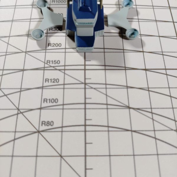 ちまちまと進めているマゼランの改造、艦橋構造物も大きく形を変えています。実は私、マゼランの艦橋は好きじゃなくて😅二段の内、上段部分は好きなのですが、それ以外がとにかく貧弱且つカッコ悪く感じてしまい。。(お好きな方、スミマセン🙇)写真②は説明書にある素組み状態です。艦橋に注目すると何か薄っぺらいし、天頂部にはニョーンと不必要に細長く伸びたアンテナ。レーダーも形は好きなんですが、『とってつけた』感が否めない。う〜、良いトコなし🥲なので思いっ切り形状変更しようと、一度階層毎にバラバラに解体し、組み換える事にしました(写真③。あ、左から2番目に別部位のパーツが混じってます。艦橋の土台にしたくて。)。組み換えを行う上で留意したのは、高さを抑える事、貧弱さを払拭する事、本来の旧キットテイストは残す事、です。それを踏まえて、積み木の様にパーツを組み換えたり位置をずらしたり、あとレーダーの幅詰め実施や、天頂のニョーンアンテナを短く先鋭化したり(写真④)。あと上段と下段をつなぐ元々の形状は貧弱の極みだったので太めの形状に変更。元々の雰囲気を損なわず、だいぶ好みの印象になりました😊本作では対空システムの強化も大きなテーマでして、艦橋両側にはサラミスから徴収した対空システムを配置。大きなお気に入りポイントです(写真⑤)😍これらを組み合わせた上で形状を最終決定、接着して艦橋は完成としました(写真⑥)🎊写真⑥の完成形を乗せている緑色の土台、実は元々別の部位です。どこかというと、船体下部にある大気圏突入カプセルの収納部です。何となく使いたい形だったので薄く平坦に削って土台にしました(写真⑦。一番下の薄い部品が土台にしたパーツ。)。艦橋の程良いカサ増しとマッシブ(?)感が両立出来たのではないかと自画自賛しています😁いやぁ、少しずつですが完成した部位が増えていくと励みになりますね😊エンジン部分もだいぶ進みましたし、12月には船体の改造(フルスクラッチ?)も開始出来るかも!まだ船体のイメージ固まらないのに🤣🤣🤣以上、長文お付合いありがとうございます。(5枚目)