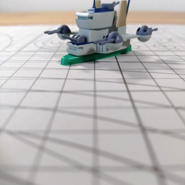 ちまちまと進めているマゼランの改造、艦橋構造物も大きく形を変えています。実は私、マゼランの艦橋は好きじゃなくて😅二段の内、上段部分は好きなのですが、それ以外がとにかく貧弱且つカッコ悪く感じてしまい。。(お好きな方、スミマセン🙇)写真②は説明書にある素組み状態です。艦橋に注目すると何か薄っぺらいし、天頂部にはニョーンと不必要に細長く伸びたアンテナ。レーダーも形は好きなんですが、『とってつけた』感が否めない。う〜、良いトコなし🥲なので思いっ切り形状変更しようと、一度階層毎にバラバラに解体し、組み換える事にしました(写真③。あ、左から2番目に別部位のパーツが混じってます。艦橋の土台にしたくて。)。組み換えを行う上で留意したのは、高さを抑える事、貧弱さを払拭する事、本来の旧キットテイストは残す事、です。それを踏まえて、積み木の様にパーツを組み換えたり位置をずらしたり、あとレーダーの幅詰め実施や、天頂のニョーンアンテナを短く先鋭化したり(写真④)。あと上段と下段をつなぐ元々の形状は貧弱の極みだったので太めの形状に変更。元々の雰囲気を損なわず、だいぶ好みの印象になりました😊本作では対空システムの強化も大きなテーマでして、艦橋両側にはサラミスから徴収した対空システムを配置。大きなお気に入りポイントです(写真⑤)😍これらを組み合わせた上で形状を最終決定、接着して艦橋は完成としました(写真⑥)🎊写真⑥の完成形を乗せている緑色の土台、実は元々別の部位です。どこかというと、船体下部にある大気圏突入カプセルの収納部です。何となく使いたい形だったので薄く平坦に削って土台にしました(写真⑦。一番下の薄い部品が土台にしたパーツ。)。艦橋の程良いカサ増しとマッシブ(?)感が両立出来たのではないかと自画自賛しています😁いやぁ、少しずつですが完成した部位が増えていくと励みになりますね😊エンジン部分もだいぶ進みましたし、12月には船体の改造(フルスクラッチ?)も開始出来るかも!まだ船体のイメージ固まらないのに🤣🤣🤣以上、長文お付合いありがとうございます。(6枚目)