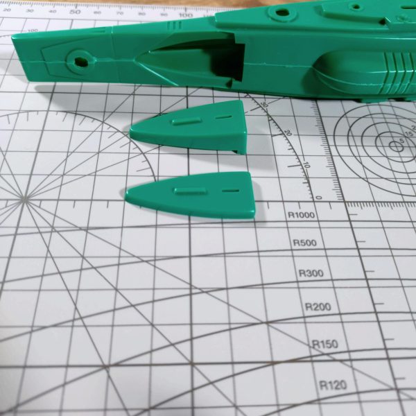 ちまちまと進めているマゼランの改造、艦橋構造物も大きく形を変えています。実は私、マゼランの艦橋は好きじゃなくて😅二段の内、上段部分は好きなのですが、それ以外がとにかく貧弱且つカッコ悪く感じてしまい。。(お好きな方、スミマセン🙇)写真②は説明書にある素組み状態です。艦橋に注目すると何か薄っぺらいし、天頂部にはニョーンと不必要に細長く伸びたアンテナ。レーダーも形は好きなんですが、『とってつけた』感が否めない。う〜、良いトコなし🥲なので思いっ切り形状変更しようと、一度階層毎にバラバラに解体し、組み換える事にしました(写真③。あ、左から2番目に別部位のパーツが混じってます。艦橋の土台にしたくて。)。組み換えを行う上で留意したのは、高さを抑える事、貧弱さを払拭する事、本来の旧キットテイストは残す事、です。それを踏まえて、積み木の様にパーツを組み換えたり位置をずらしたり、あとレーダーの幅詰め実施や、天頂のニョーンアンテナを短く先鋭化したり(写真④)。あと上段と下段をつなぐ元々の形状は貧弱の極みだったので太めの形状に変更。元々の雰囲気を損なわず、だいぶ好みの印象になりました😊本作では対空システムの強化も大きなテーマでして、艦橋両側にはサラミスから徴収した対空システムを配置。大きなお気に入りポイントです(写真⑤)😍これらを組み合わせた上で形状を最終決定、接着して艦橋は完成としました(写真⑥)🎊写真⑥の完成形を乗せている緑色の土台、実は元々別の部位です。どこかというと、船体下部にある大気圏突入カプセルの収納部です。何となく使いたい形だったので薄く平坦に削って土台にしました(写真⑦。一番下の薄い部品が土台にしたパーツ。)。艦橋の程良いカサ増しとマッシブ(?)感が両立出来たのではないかと自画自賛しています😁いやぁ、少しずつですが完成した部位が増えていくと励みになりますね😊エンジン部分もだいぶ進みましたし、12月には船体の改造(フルスクラッチ?)も開始出来るかも!まだ船体のイメージ固まらないのに🤣🤣🤣以上、長文お付合いありがとうございます。(7枚目)