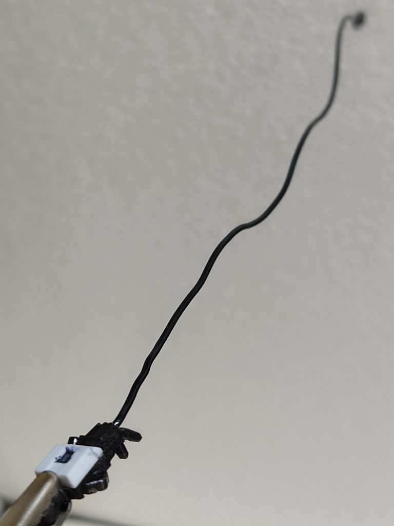 何と人差し指の付け根から発射されるんやね〜