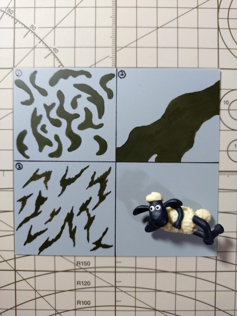 ではまず『模様の描き方』から。〜どんなパターンをどう描くか〜模様そのものにも多くのパターンがありますし、正直キリがありません。ただポピュラーなものをいくつかだけでも知っておくと応用が利くかもしれませんので、写真に載せた以下①〜③をご参照下さい🙇【①雲形迷彩】クラウド(雲)迷彩とも。日常でも洋服のデザインに取り入れられる事も多く、馴染み深いパターン。鋭角を極力避けて曲線を多用するのが特徴。筆塗りで迷彩を描くと、殆どはコレ、またはコレの応用となる。【②帯状迷彩】かなり大きめの帯状模様を、下地基本色の上に、緩やかに広く長く描くパターン。2色迷彩で使われる事が多く、飛行機の翼面など広い場所に描くとサマになる。ガンプラにそのまま施すには面白味に欠け、合わせ技が必要かも。あと、ここまで広いなら、吹き付けでマスキング塗り分けした方が楽かもしれない。【③破片迷彩】スプリンター迷彩とも。破片やクラックの様な鋭い鋭角を多用したパターン。WW2後のスウェーデンで軍服に採用された直線的なデザインが有名(ガンプラのカテゴリーだと、特にこれをスプリッター迷彩と呼ぶ伝統がある)だが、限ったモノでもない。ちなみに①〜③は、主に飛行機や戦車などの『兵器』に塗装されたパターンです。この辺りならMSに塗ってもしっくり来ると思います😊