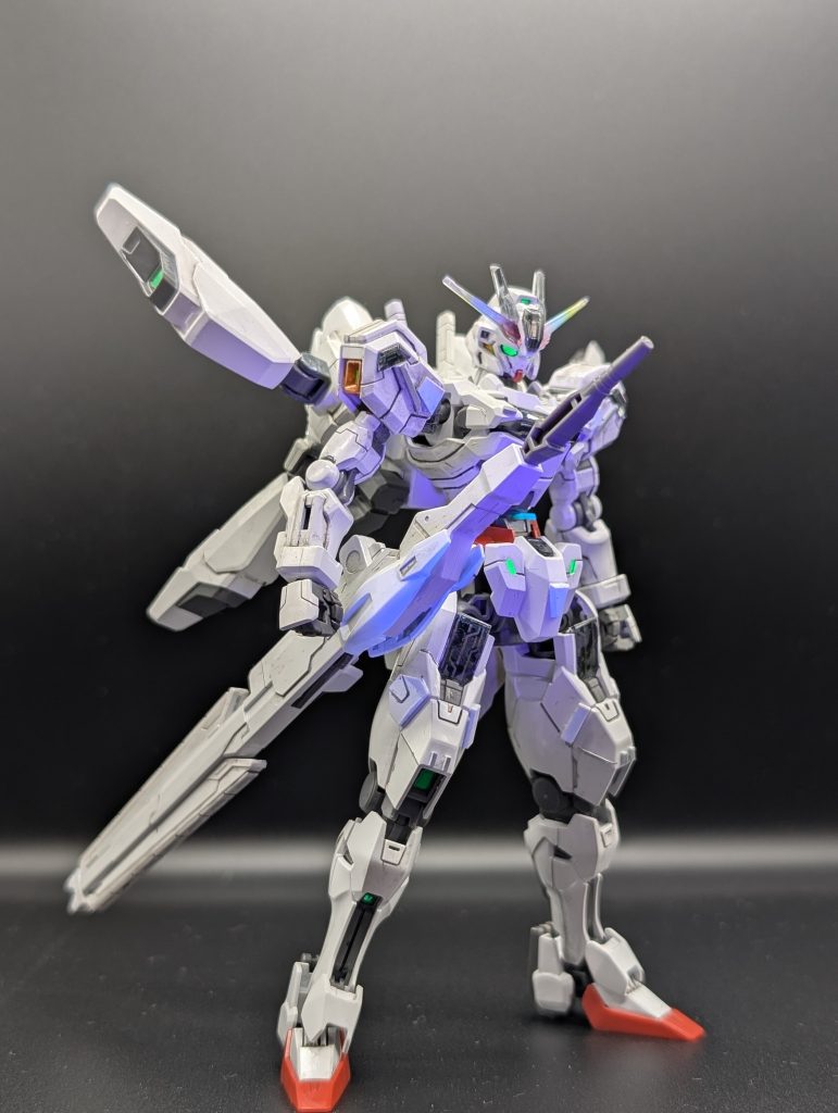 バリアブルロッドライフルはHGクロスボーンガンダムX-Oフルクロスの余剰パーツを接着し、パーツを一旦切り離し短くしてます。