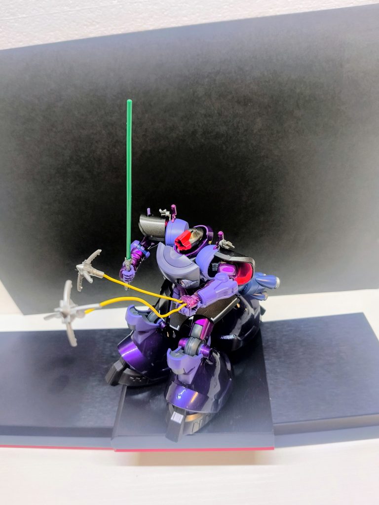 電磁ハーケン付けてみたこれ付けたら必然的に接近戦なので当然ヒートサーベルです個人的にはビームサーベル(ビームなる物を射出した物を丁度良い長さで留める夢の様な技術)よりかは現実的にあり得る物なので野暮ったいが好きです。