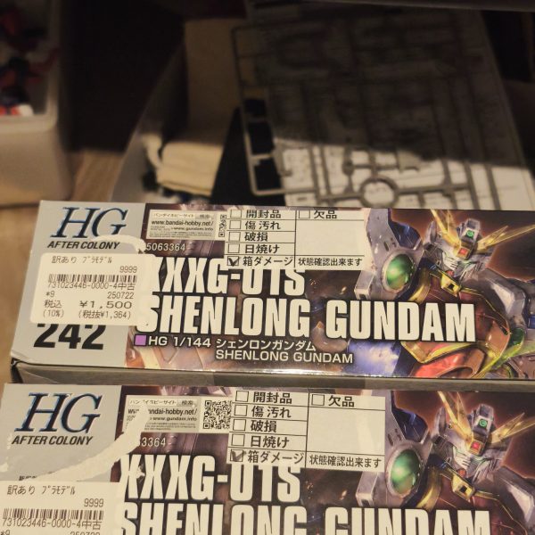 現在、中古ショップで安売りされてたシェンロンガンダムをミキシングしています。片腕にドラゴンハングを装備した形になりました。今は、カラーリングを模索中です。(zaku-kao2)（6枚目）