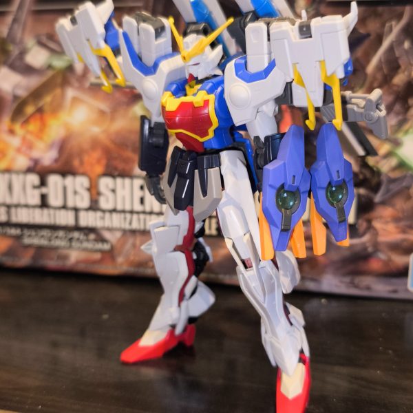 現在、中古ショップで安売りされてたシェンロンガンダムをミキシングしています。片腕にドラゴンハングを装備した形になりました。今は、カラーリングを模索中です。(zaku-kao2)（2枚目）