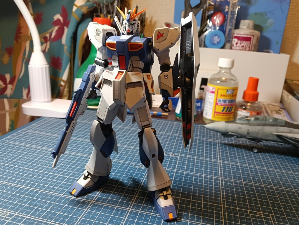 まずは正面からです。今回初めてスジボリを全体に追加してみました。RGみたいに見えるようなスジボリとかは流石に出来ませんが...肩と、見えてないですがシールドのマークもスジボリでの再現に挑戦しています。