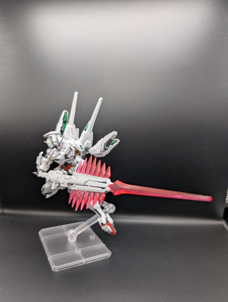 ヴァリアブルブラスター斬撃モードムラマサブラスターのエフェクトを取り付け大剣にしました。クアドラスラスターの取り付け部分を持ち手とし、サブグリップた合わせることで安定してポージングできます。武器名もこちらから頂きました。