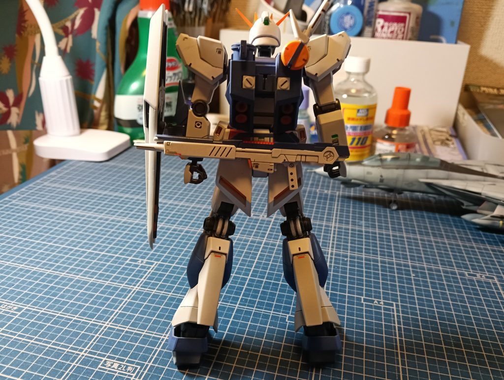 ビームライフルは磁石を仕込んであって、こんな感じで腰部と、