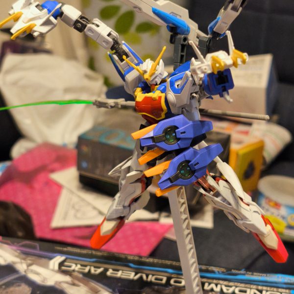 現在、中古ショップで安売りされてたシェンロンガンダムをミキシングしています。片腕にドラゴンハングを装備した形になりました。今は、カラーリングを模索中です。(zaku-kao2)（3枚目）