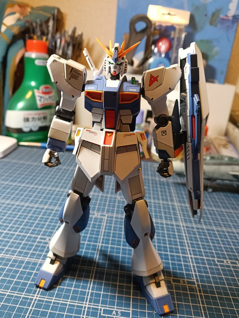 シールド裏にマウントできるようになっています。