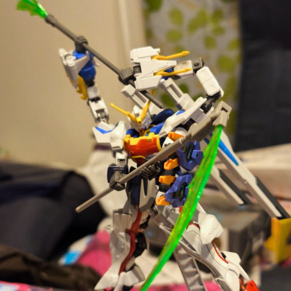 現在、中古ショップで安売りされてたシェンロンガンダムをミキシングしています。片腕にドラゴンハングを装備した形になりました。今は、カラーリングを模索中です。(zaku-kao2)（4枚目）