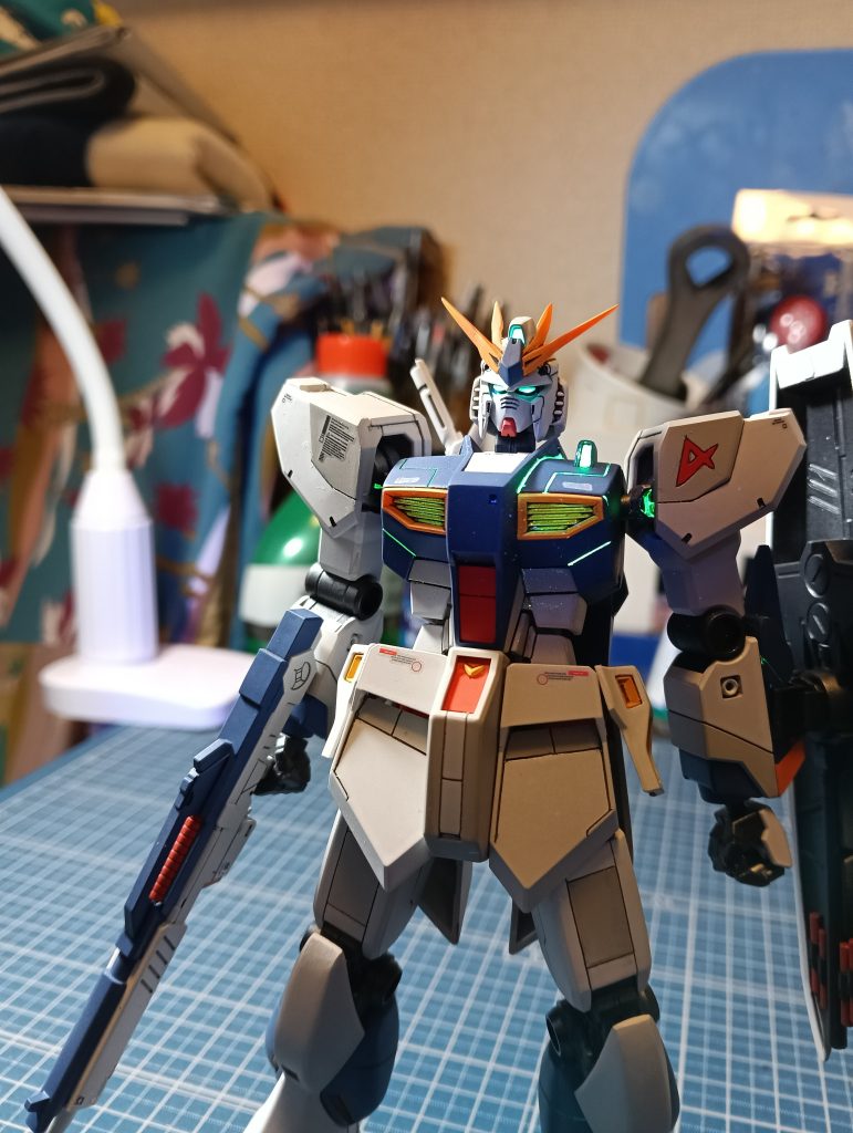 スジボリした部分の一部に蛍光エナメル塗料で墨入れをしていて、ブラックライトで発光します。