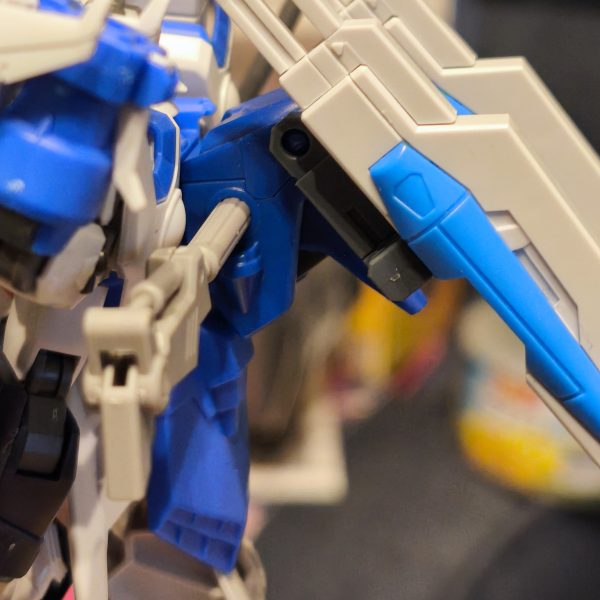 現在、中古ショップで安売りされてたシェンロンガンダムをミキシングしています。片腕にドラゴンハングを装備した形になりました。今は、カラーリングを模索中です。(zaku-kao2)（5枚目）