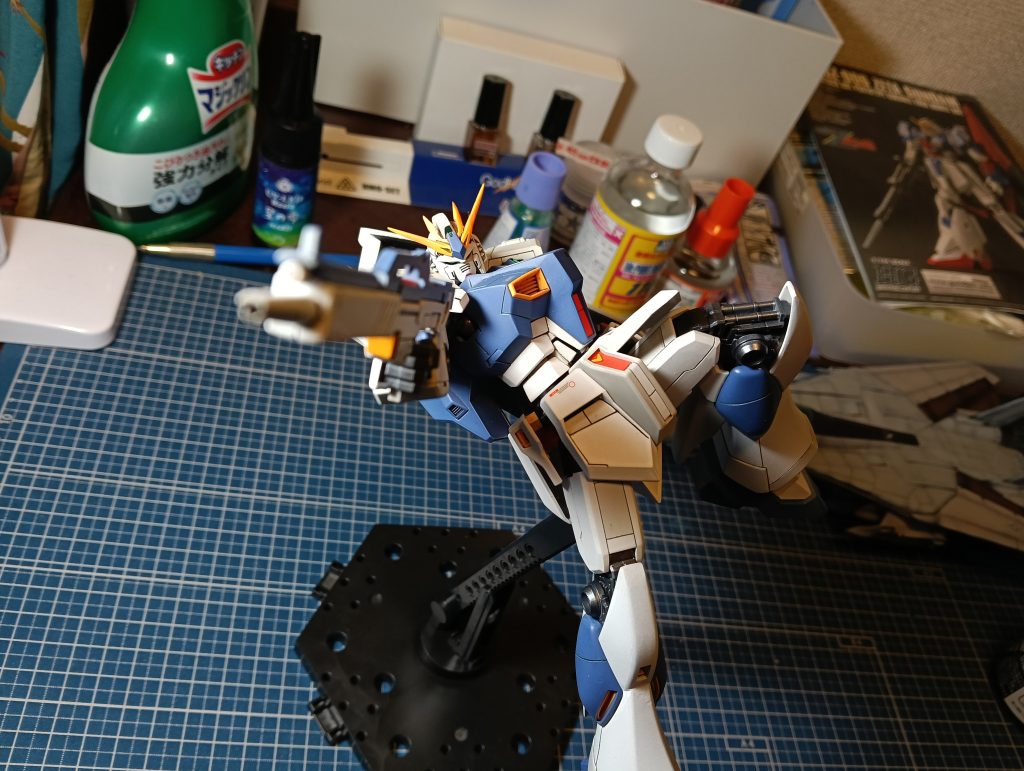 今回はかなり角度を付けてポージングしてみました。やっぱり何でもかんでも角度を付ければかっこよくなるのでは...?でも流石に台座でここまで角度を付けるのはやめたほうが良いと思いす。落ちます。