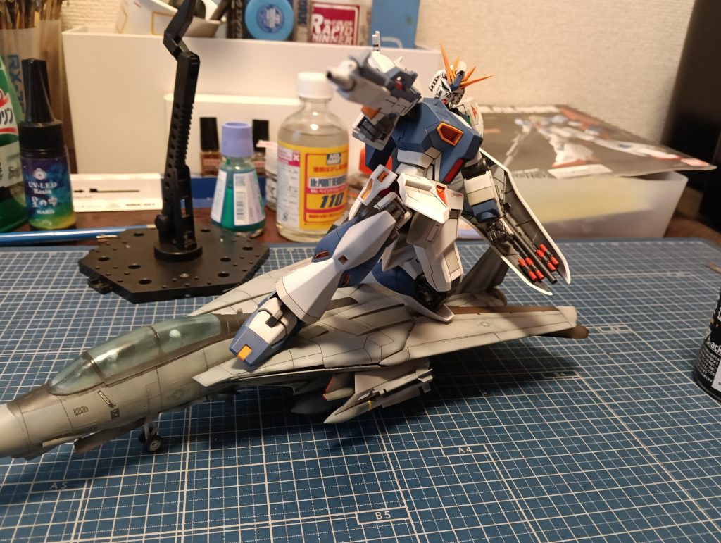 最後は色々怒られそうな悪ノリ写真で...wまぁドダイ的な...ね?ではいろいろ書いていきます。まずは今回試したことなんですが、一つ目は蛍光スミ入れです。どんな感じなのか試してみたくてやってみました。改善の余地ありでしたが成功。そのうちまた使います。二つ目は下地の色です。ブルーのパーツはグレサフ、ホワイトのパーツはグレサフ+白サフ、黄色のパーツはピンクサフ、赤のパーツはピンクサフ+レッド(ソリッド)で塗ってみました下地の色の重要さに気付けたのでヨシ!三つ目はリターダーで薄めた筆塗での部分塗装&リカバリーです。筆塗りはエアブラシよりさらに下手ではあるんですが、便利ではありそうでした。4つ目はトップコートです。ガイアノーツのEx-クリアのつや消しとフッ素入りのつや消しを半々にしたものと光沢を7:3で吹いてみました。表面がツルツルで、ツヤ控えめ、フッ素のトップコートで微妙に色が変わる問題(僕だけ?)も解決したので僕的にはかなり成功でした。前回の投稿からまたしても期間が空いてしまったんですが、このドダイ(?)で謎にプラモへのモチベがちょっと回復したので、少しでも進めて、早めに投稿できるように頑張ります。次回でガンプラの全塗装は10作目になるので、いいものが作りたい。1作目以外の過去作も何個かちょくちょく投稿するので、良ければ見てみてください。