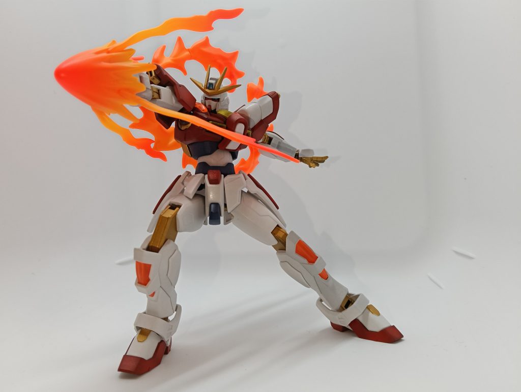 パンチのエフェクトもグラデーション塗装してあります。格闘機のポージング難しいですね...というか、弟が面倒臭がってハンドパーツを両手それぞれ1つずつしか塗装してないのが…いえ、僕の技術不足ですね。もちろん。