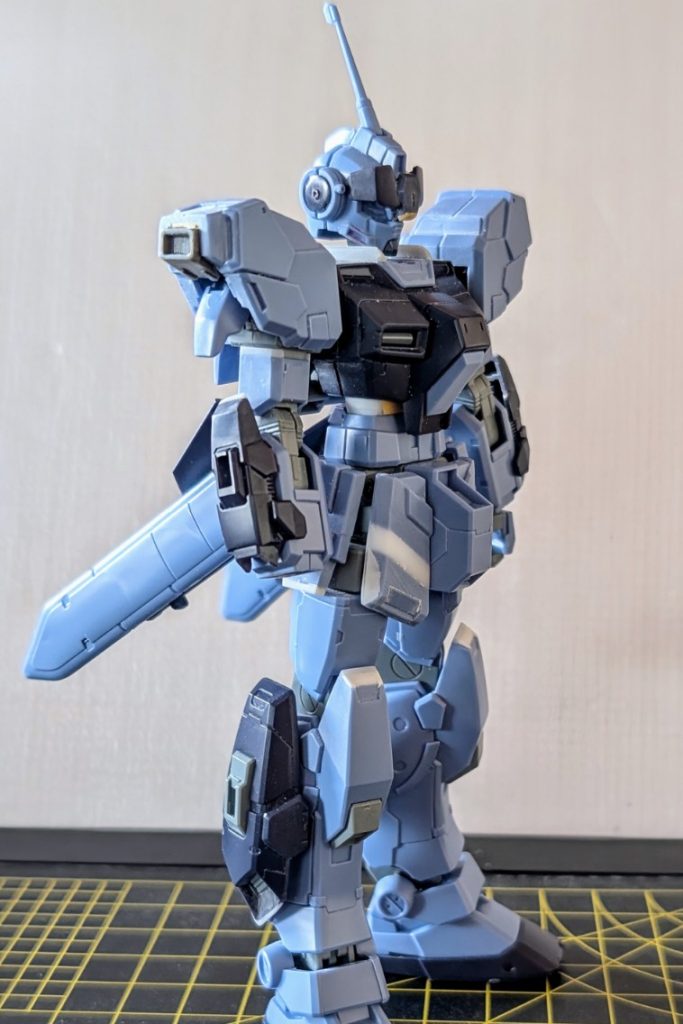 腕、足、胴、フロントアーマーを延長。気になる部分をエッジを出し。ゆるい形状のパーツは他社製品の物と交換。