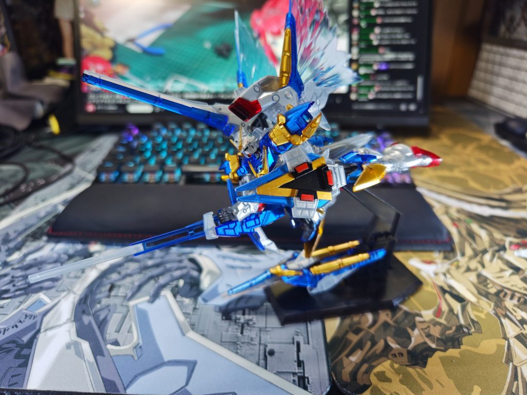 プレバン限定の光の翼エフェクトパーツもあったので装着!台座ととジョイント部分がしっかりしてないので本体の自重により斜めになってさまいます…。