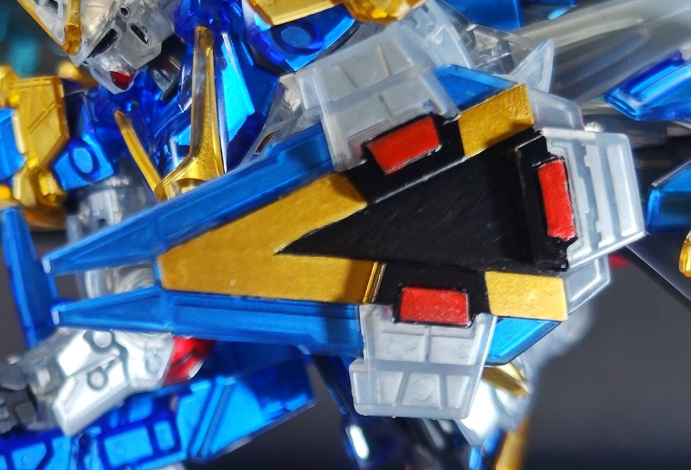 シールは使ってないので、シールドの金、黒、赤などはマーカーで部分塗装してます。