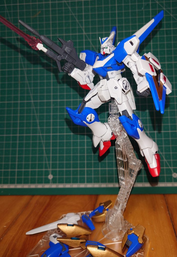 V2本体作る前は色の変更をコアファイター部分のみでしたが、ウエストを白くしてみたくなり、どうせならばと、ふくらはぎも青くしてみました