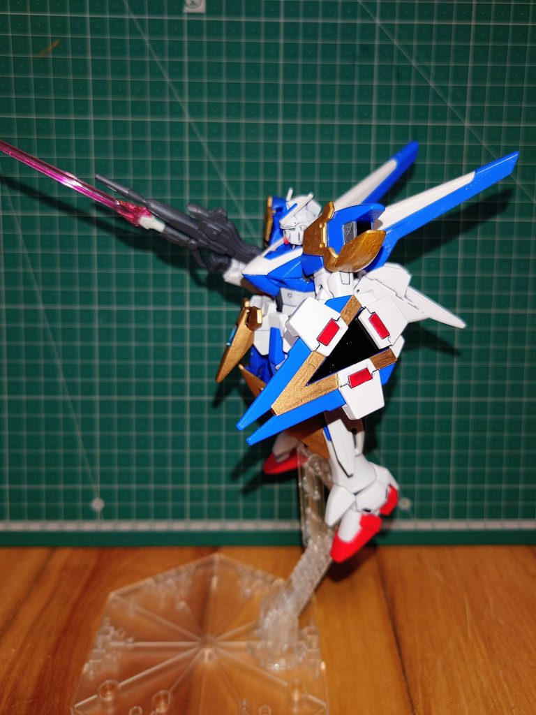 V2本体の配色を変えてみました、顔の赤い隈取りとアンテナとミノフスキードライブの黄色が好きではないので他は適当に…