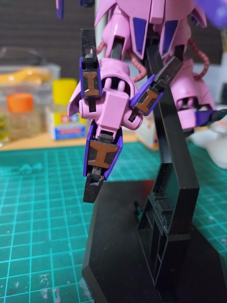 今回は足裏がお気に入り。塗り分けや肉抜き埋めなどうまくできました。