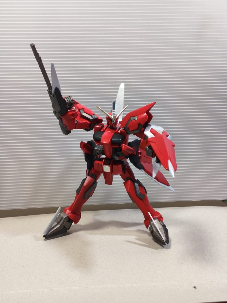 元はしょぼしょぼ(T_T)赤は小豆色白はシルバーにしてみたあとは焼鉄色とつや消し黒最後につの黄色で塗るのわすれた!ウルトラマンみたいになっちゃった(gundam-kao5)