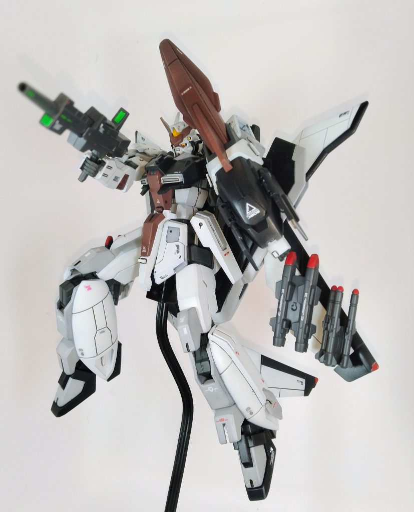 腰部中心にスジボリと塗り分け追加。その他はプラ棒等のディテールアップを行っています。