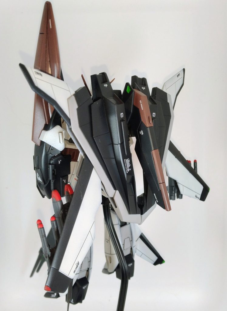 存在する正規の軸を切り落とす瞬間、後戻りできない事実にビビりますね。ミキシングをかっこよくやられてる先輩方、本当にすごいです。スタビライザーといいシールドといい、ムラサメとゼータは本当に似てると思います。可変機だし、、名前もムラサメ。