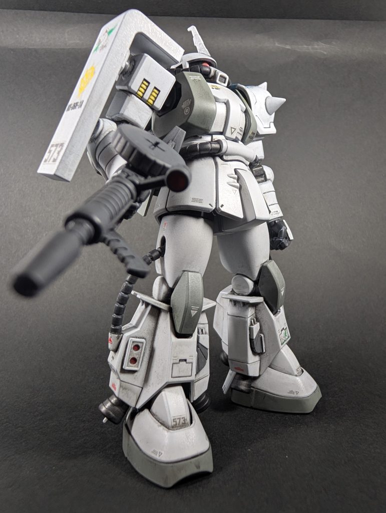 昔、シン・マツナガ機を再現しようと旧キットの高機動型ザクの黒いパーツに必死こいて白を塗りたくった記憶が…(zaku-kao4)隠蔽力とか下地とか知らんかった無知で技術も無い中学生でした(笑)