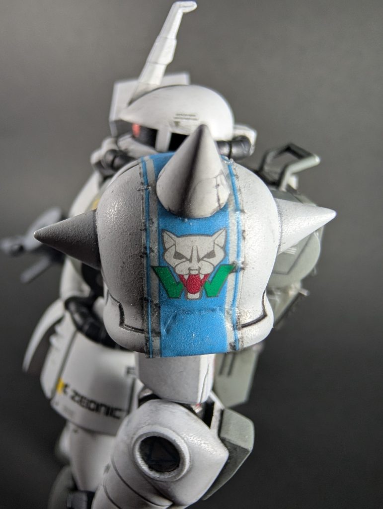 今回の失敗!其の一。左肩の曲面にテトロンシールが馴染んでくれなくて貼り付け失敗…(zaku-kaテトロンシールを曲面に上手く貼る必殺技があれば教えてくださいませ💦其の二。さらに左肩のスパイクがひとつウェザリングカラーで割れました…(zaku-kao9)