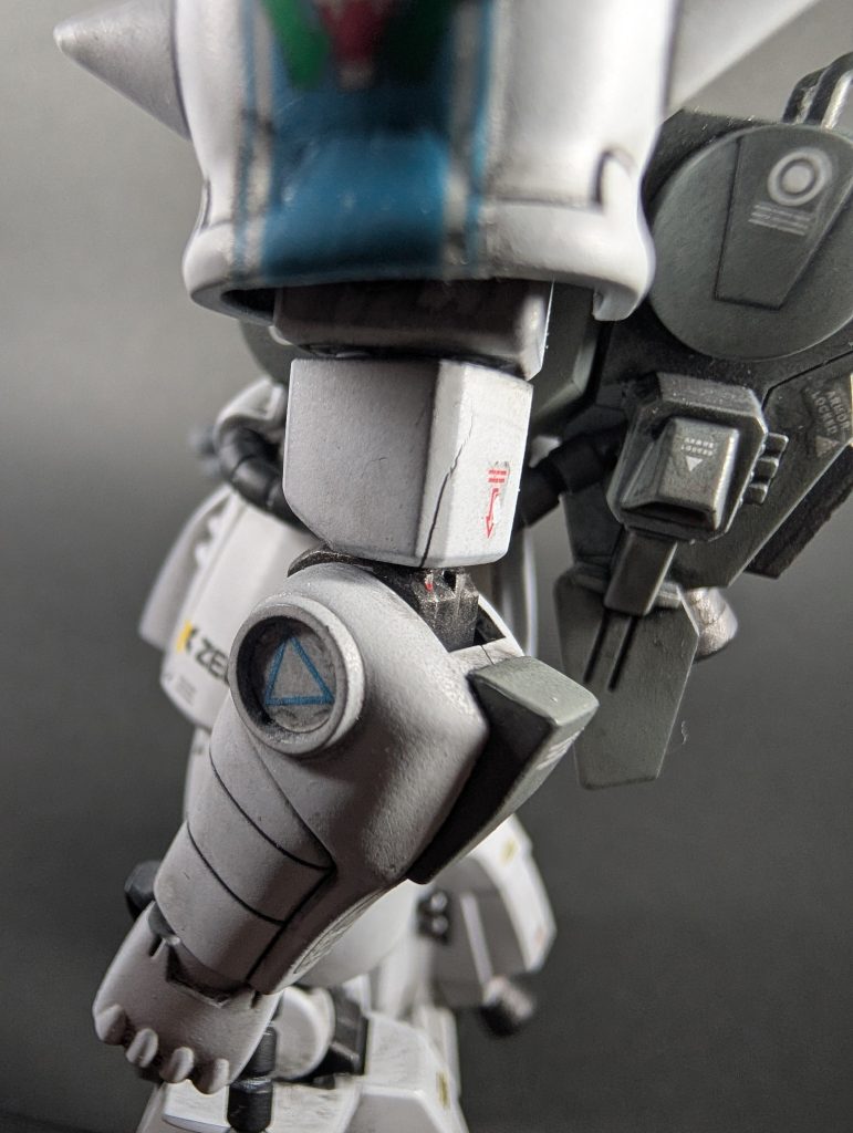 其の三。二の腕もウェザリングカラーでヒビが入りました(zaku-kao9)過去に一度、割ってしまった経験からウェザリングカラーを薄く塗るようにしてたのに💦完成直前にこうなると…萎えます(zaku-kao9)まだまだ技術も経験も繊細さも全然不足ですね(zaku-kao4)今度、気力が出たら補修します(zaku-kao10)