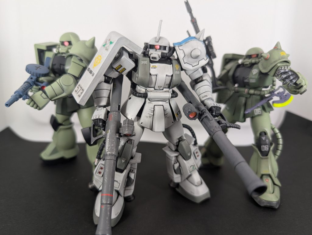 配下のザクを2体率いて、ソロモンから発進!(背景は妄想で(zaku-kao4))バズーカの数が余りだしたのて2丁持ちしました(zaku-kao2)