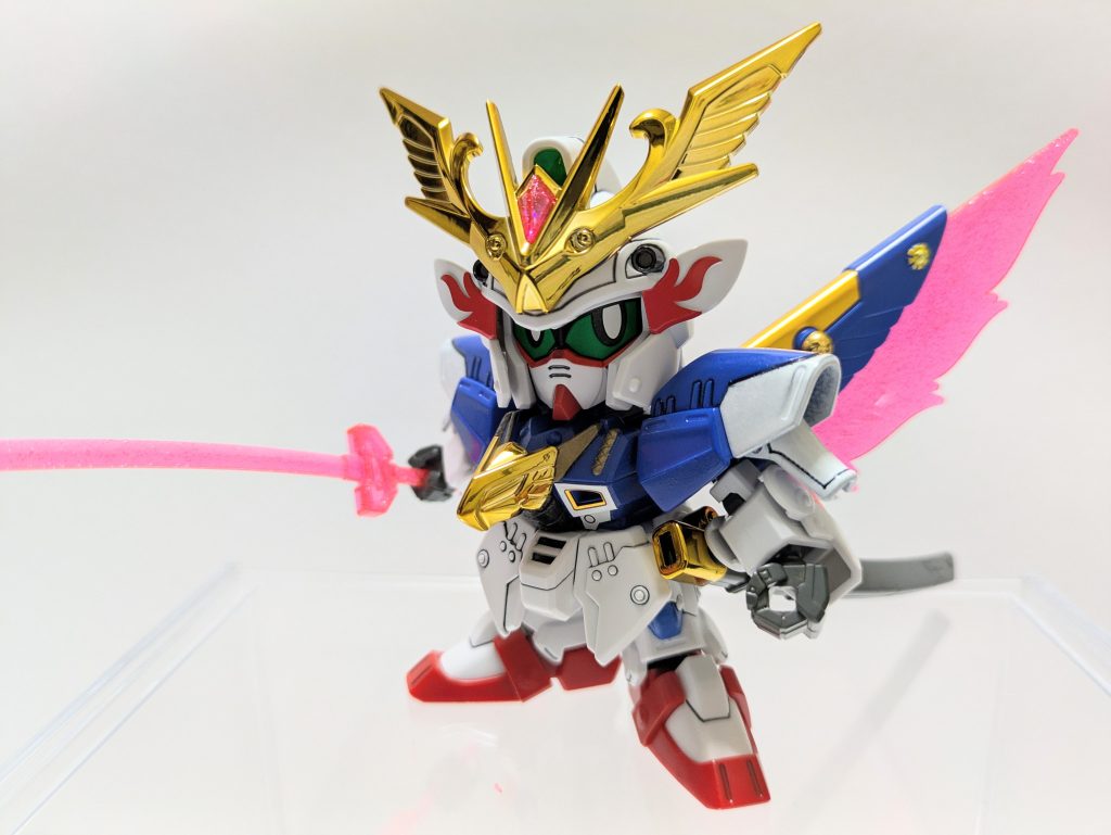 成形色のブルーが少し濃いと感じたのでコバルトブルーで塗装。肩鎧の天幻鏡とかいう丸い飾りは要らないので敢えて逆向きに装着。目の下の赤いクマと膝の青を塗装してモチーフに近づけました。