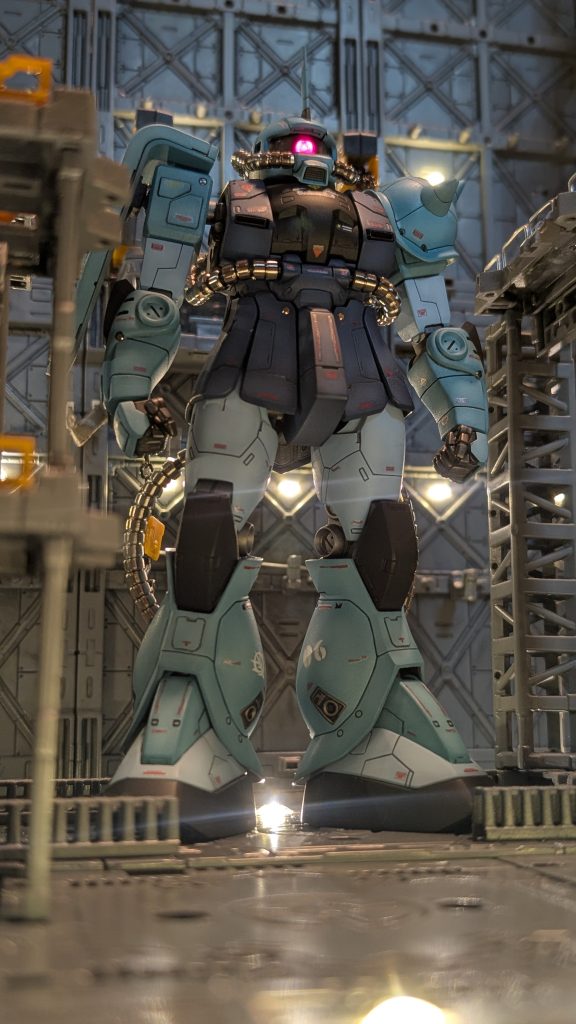 あまり使わなそうな赤いデカールを、「どうせなら!」とふんだんに使ってみました。メタルパイプも装着してみましたが「なんか違うかな〜」って感じです。