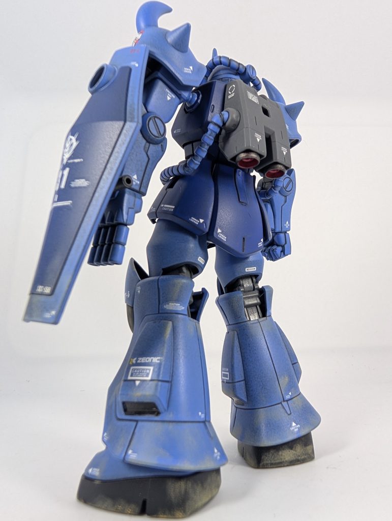 もうデカールの文字が老眼で見えにくくて…貼る前にスマホのカメラの接写でデカールの文字を読んで、みたいな感じでした(zaku-kao4)虫メガネいりますね(笑)