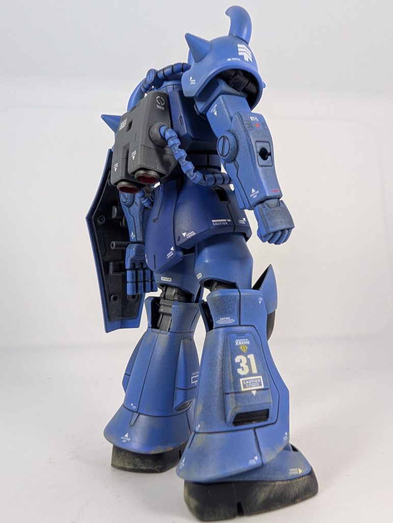 ん?左肩のスパイクアーマーに階級のマークだったような…左右、間違えてるかも(zaku-kao10)