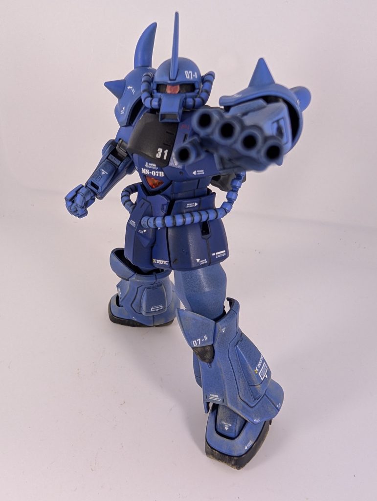 唯一の飛び道具、左手のマシンガン(笑)