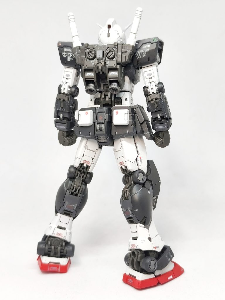 うしろ本体の白部はガイアカラーのニュートラルグレー1。黒部はニュートラルグレー5とファントムグレーで塗り分けてます。内部フレームはピンポイントでシルバーに塗装し、以前投稿したG3ガンダムのゴールドと差別化しています。デカールを貼ってクリアコート。Mr.ウェザリングカラーのマルチグレーでチョイチョイとスミ入れを兼ねてピンウォッシュをして完成です😊
