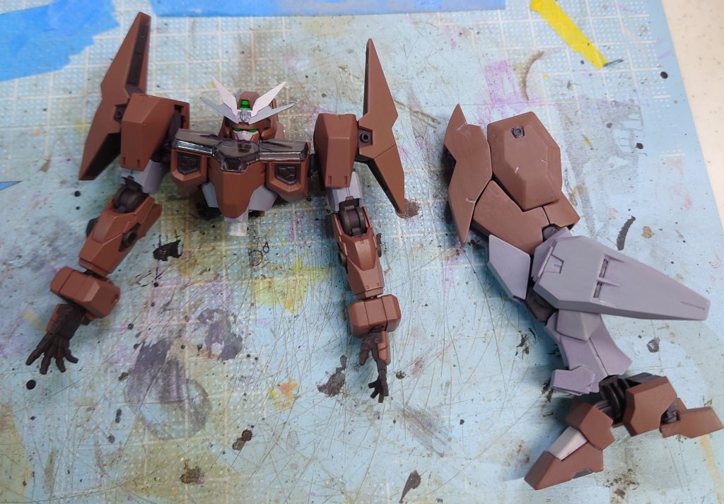 ライトゴーストグレーが少し青味が強かったのでフィルターリキッドのレイヤーバイオレットでウォッシングして、さらに全体をマルチホワイトでウォッシングし、彩度を落としています。右側がウォッシング後。この後、トップコート光沢→デカール→半艶コート→ウェザリングカラーのブラック、グレー、グランドブラウンを混ぜたものでウォッシング兼スミ入れ。最後につや消しコート。ハードにウェザリングしたいんですが試作機はそんなに汚れんだろと我慢…(T_T)