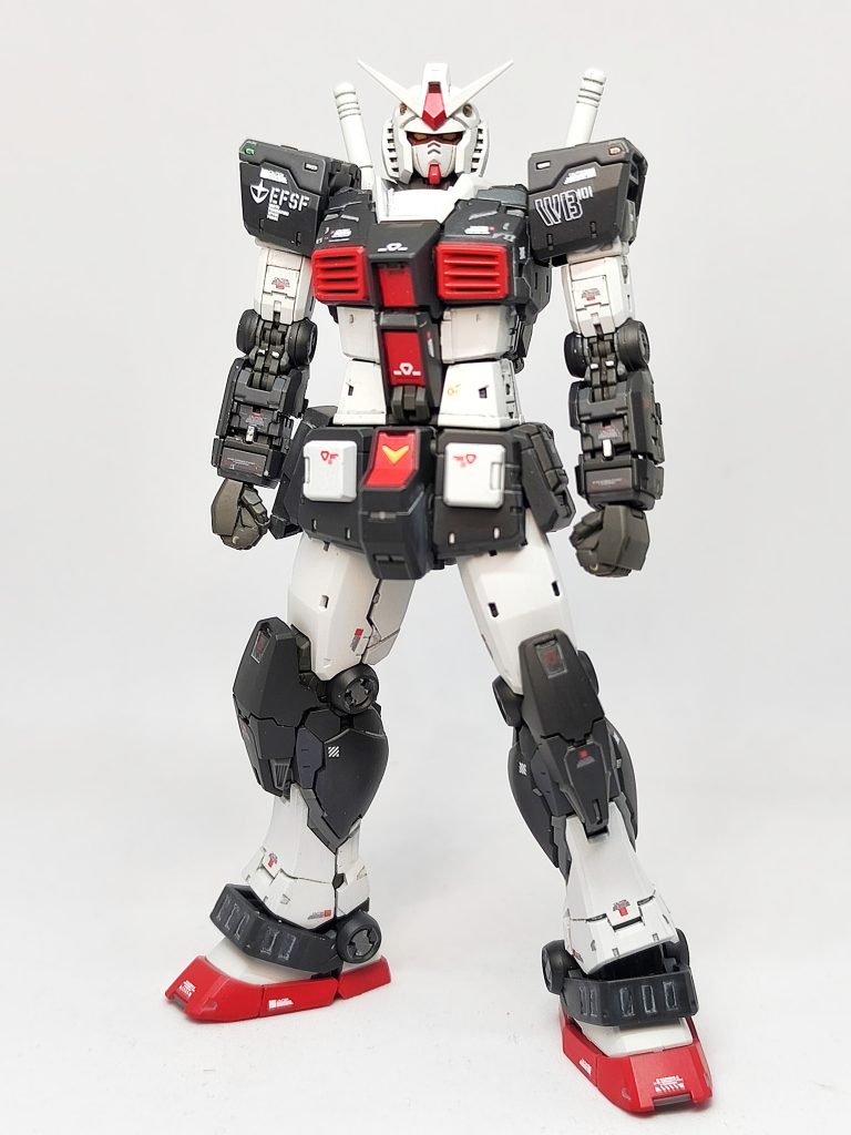 全体像主な変更点は下腕部、右腰のホルスター、アンクルガード、そしてビームライフルです。